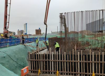 环湾路-长沙路立交桥工程首个桥台混凝土顺利浇筑